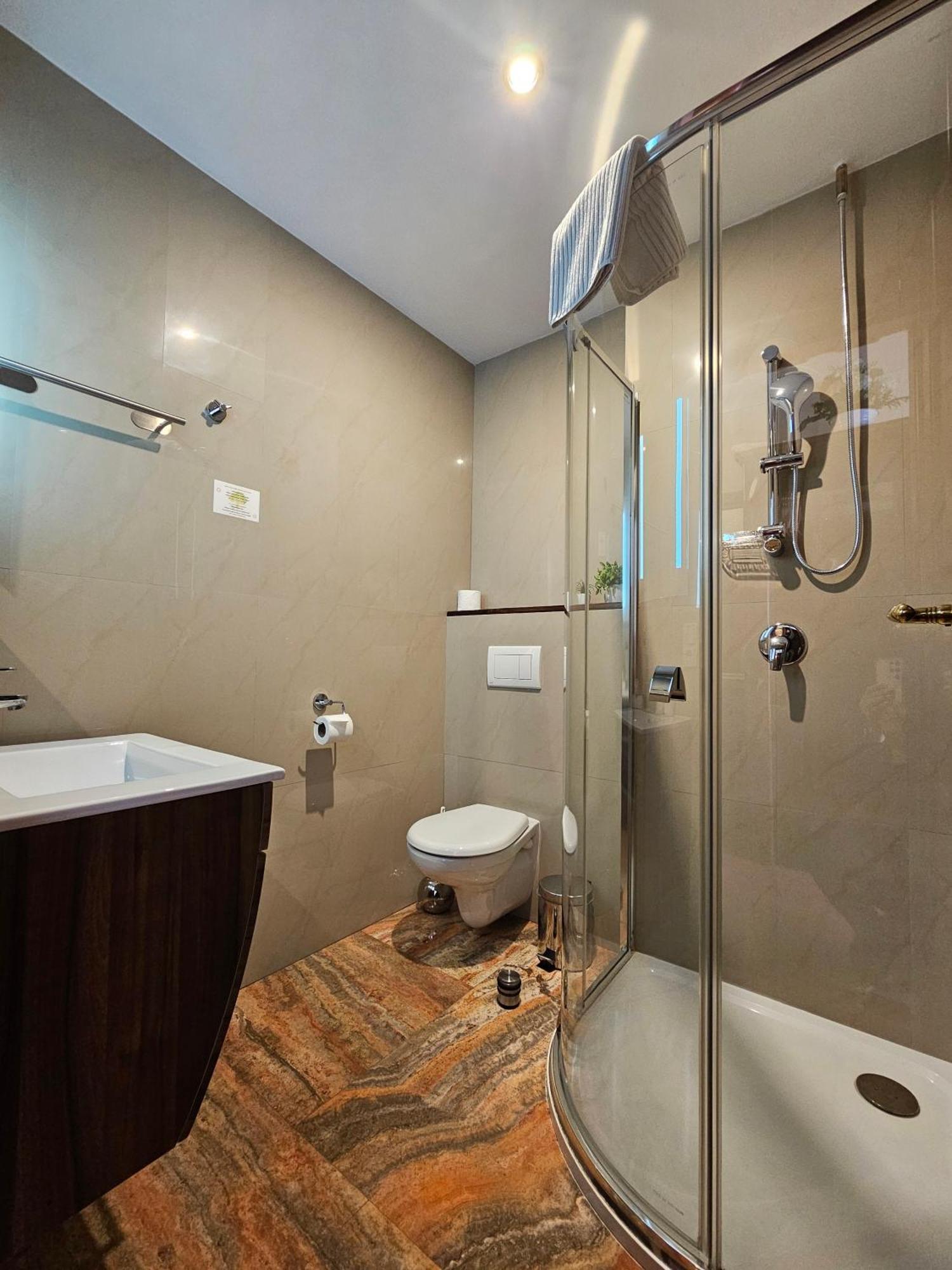 Hotel Galerie 로드니체 나트 라벰 외부 사진
